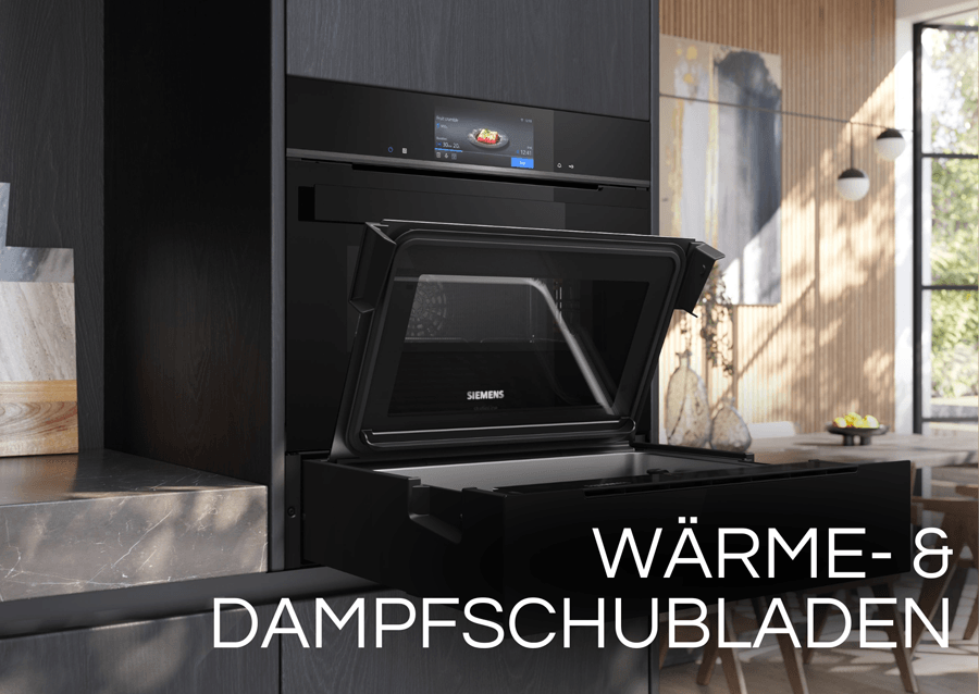 Ein eingebauter Siemens studioLine Backofen mit einer darunterliegenden, geöffneten Wärme- und Dampfschublade.